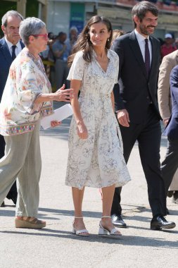 İspanya Kraliçesi Letizia, Madrid Kitap Fuarı 2025 'in açılışına 30 Mayıs 2025' te Madrid, İspanya 'daki Retiro Park' ta katılmaktadır.. 