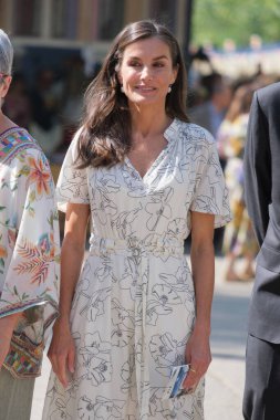 İspanya Kraliçesi Letizia, Madrid Kitap Fuarı 2025 'in açılışına 30 Mayıs 2025' te Madrid, İspanya 'daki Retiro Park' ta katılmaktadır.. 