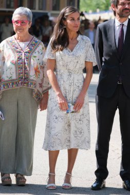 İspanya Kraliçesi Letizia, Madrid Kitap Fuarı 2025 'in açılışına 30 Mayıs 2025' te Madrid, İspanya 'daki Retiro Park' ta katılmaktadır.. 