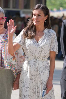 İspanya Kraliçesi Letizia, Madrid Kitap Fuarı 2025 'in açılışına 30 Mayıs 2025' te Madrid, İspanya 'daki Retiro Park' ta katılmaktadır.. 