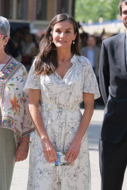 İspanya Kraliçesi Letizia, Madrid Kitap Fuarı 2025 'in açılışına 30 Mayıs 2025' te Madrid, İspanya 'daki Retiro Park' ta katılmaktadır.. 