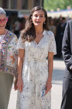 İspanya Kraliçesi Letizia, Madrid Kitap Fuarı 2025 'in açılışına 30 Mayıs 2025' te Madrid, İspanya 'daki Retiro Park' ta katılmaktadır.. 