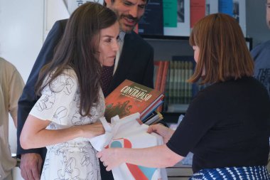 İspanya Kraliçesi Letizia, Madrid Kitap Fuarı 2025 'in açılışına 30 Mayıs 2025' te Madrid, İspanya 'daki Retiro Park' ta katılmaktadır.. 