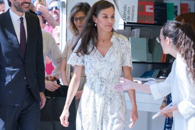 İspanya Kraliçesi Letizia, Madrid Kitap Fuarı 2025 'in açılışına 30 Mayıs 2025' te Madrid, İspanya 'daki Retiro Park' ta katılmaktadır.. 