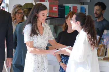 İspanya Kraliçesi Letizia, Madrid Kitap Fuarı 2025 'in açılışına 30 Mayıs 2025' te Madrid, İspanya 'daki Retiro Park' ta katılmaktadır.. 