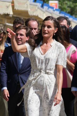 İspanya Kraliçesi Letizia, Madrid Kitap Fuarı 2025 'in açılışına 30 Mayıs 2025' te Madrid, İspanya 'daki Retiro Park' ta katılmaktadır.. 
