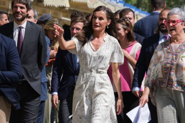 İspanya Kraliçesi Letizia, Madrid Kitap Fuarı 2025 'in açılışına 30 Mayıs 2025' te Madrid, İspanya 'daki Retiro Park' ta katılmaktadır.. 