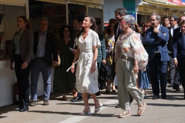 İspanya Kraliçesi Letizia, Madrid Kitap Fuarı 2025 'in açılışına 30 Mayıs 2025' te Madrid, İspanya 'daki Retiro Park' ta katılmaktadır.. 