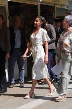 İspanya Kraliçesi Letizia, Madrid Kitap Fuarı 2025 'in açılışına 30 Mayıs 2025' te Madrid, İspanya 'daki Retiro Park' ta katılmaktadır.. 