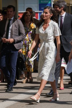 İspanya Kraliçesi Letizia, Madrid Kitap Fuarı 2025 'in açılışına 30 Mayıs 2025' te Madrid, İspanya 'daki Retiro Park' ta katılmaktadır.. 