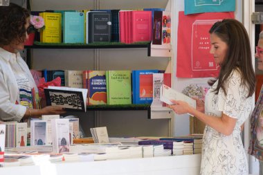 İspanya Kraliçesi Letizia, Madrid Kitap Fuarı 2025 'in açılışına 30 Mayıs 2025' te Madrid, İspanya 'daki Retiro Park' ta katılmaktadır.. 