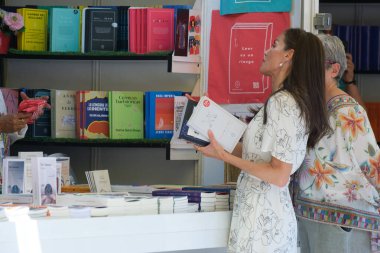 İspanya Kraliçesi Letizia, Madrid Kitap Fuarı 2025 'in açılışına 30 Mayıs 2025' te Madrid, İspanya 'daki Retiro Park' ta katılmaktadır.. 