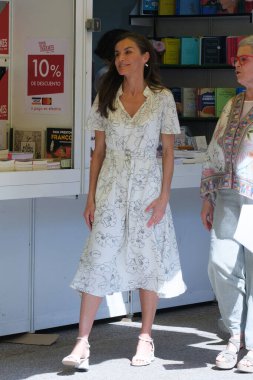 İspanya Kraliçesi Letizia, Madrid Kitap Fuarı 2025 'in açılışına 30 Mayıs 2025' te Madrid, İspanya 'daki Retiro Park' ta katılmaktadır.. 