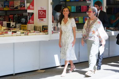 İspanya Kraliçesi Letizia, Madrid Kitap Fuarı 2025 'in açılışına 30 Mayıs 2025' te Madrid, İspanya 'daki Retiro Park' ta katılmaktadır.. 