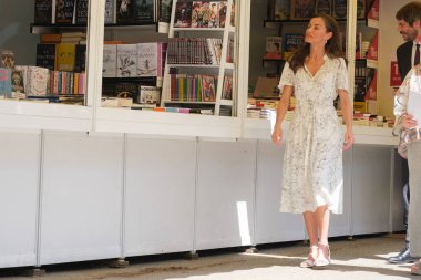 İspanya Kraliçesi Letizia, Madrid Kitap Fuarı 2025 'in açılışına 30 Mayıs 2025' te Madrid, İspanya 'daki Retiro Park' ta katılmaktadır.. 