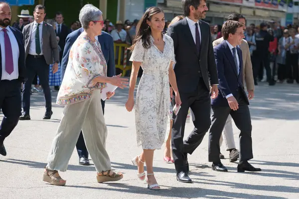 İspanya Kraliçesi Letizia, Madrid Kitap Fuarı 2025 'in açılışına 30 Mayıs 2025' te Madrid, İspanya 'daki Retiro Park' ta katılmaktadır.. 