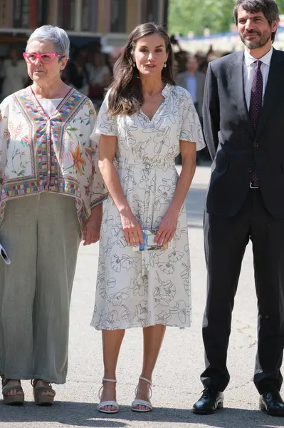 İspanya Kraliçesi Letizia, Madrid Kitap Fuarı 2025 'in açılışına 30 Mayıs 2025' te Madrid, İspanya 'daki Retiro Park' ta katılmaktadır.. 