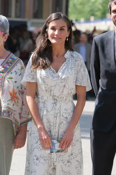 İspanya Kraliçesi Letizia, Madrid Kitap Fuarı 2025 'in açılışına 30 Mayıs 2025' te Madrid, İspanya 'daki Retiro Park' ta katılmaktadır.. 