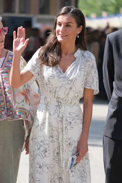 İspanya Kraliçesi Letizia, Madrid Kitap Fuarı 2025 'in açılışına 30 Mayıs 2025' te Madrid, İspanya 'daki Retiro Park' ta katılmaktadır.. 