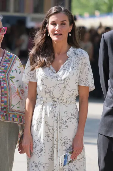 İspanya Kraliçesi Letizia, Madrid Kitap Fuarı 2025 'in açılışına 30 Mayıs 2025' te Madrid, İspanya 'daki Retiro Park' ta katılmaktadır.. 