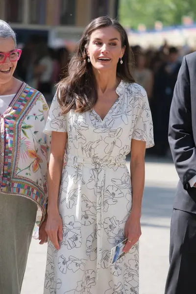 İspanya Kraliçesi Letizia, Madrid Kitap Fuarı 2025 'in açılışına 30 Mayıs 2025' te Madrid, İspanya 'daki Retiro Park' ta katılmaktadır.. 