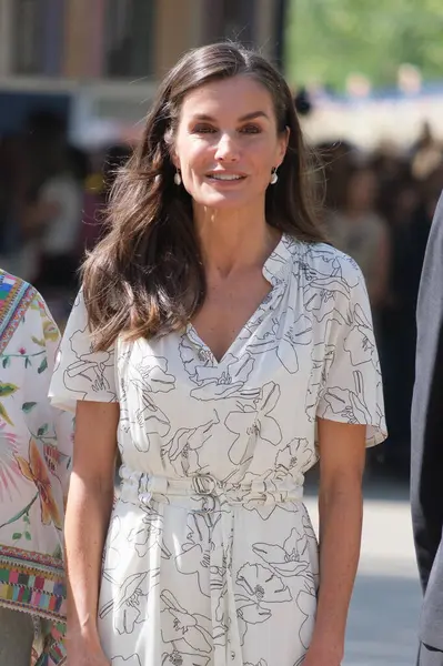 İspanya Kraliçesi Letizia, Madrid Kitap Fuarı 2025 'in açılışına 30 Mayıs 2025' te Madrid, İspanya 'daki Retiro Park' ta katılmaktadır.. 