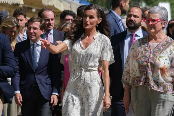 İspanya Kraliçesi Letizia, Madrid Kitap Fuarı 2025 'in açılışına 30 Mayıs 2025' te Madrid, İspanya 'daki Retiro Park' ta katılmaktadır.. 