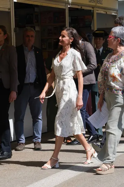 İspanya Kraliçesi Letizia, Madrid Kitap Fuarı 2025 'in açılışına 30 Mayıs 2025' te Madrid, İspanya 'daki Retiro Park' ta katılmaktadır.. 