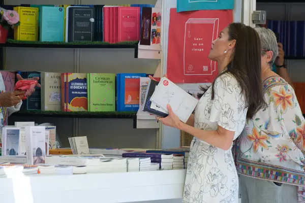 İspanya Kraliçesi Letizia, Madrid Kitap Fuarı 2025 'in açılışına 30 Mayıs 2025' te Madrid, İspanya 'daki Retiro Park' ta katılmaktadır.. 