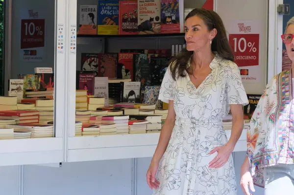 İspanya Kraliçesi Letizia, Madrid Kitap Fuarı 2025 'in açılışına 30 Mayıs 2025' te Madrid, İspanya 'daki Retiro Park' ta katılmaktadır.. 