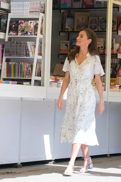 İspanya Kraliçesi Letizia, Madrid Kitap Fuarı 2025 'in açılışına 30 Mayıs 2025' te Madrid, İspanya 'daki Retiro Park' ta katılmaktadır.. 