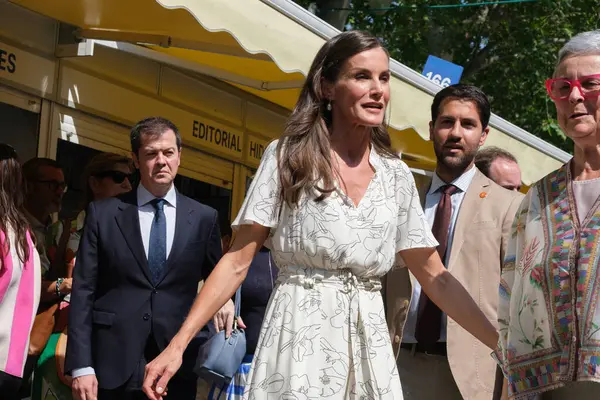 İspanya Kraliçesi Letizia, Madrid Kitap Fuarı 2025 'in açılışına 30 Mayıs 2025' te Madrid, İspanya 'daki Retiro Park' ta katılmaktadır.. 