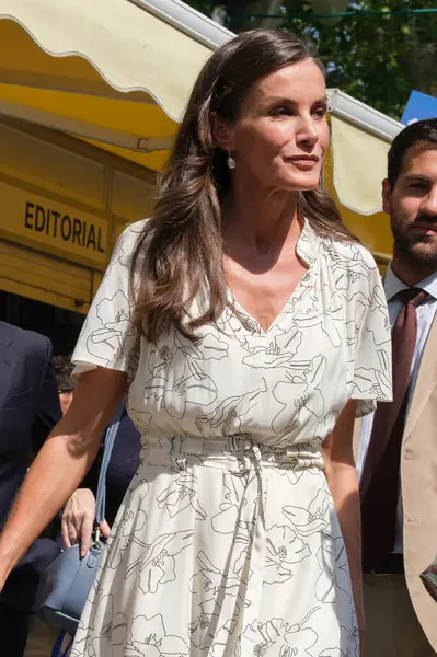 İspanya Kraliçesi Letizia, Madrid Kitap Fuarı 2025 'in açılışına 30 Mayıs 2025' te Madrid, İspanya 'daki Retiro Park' ta katılmaktadır.. 