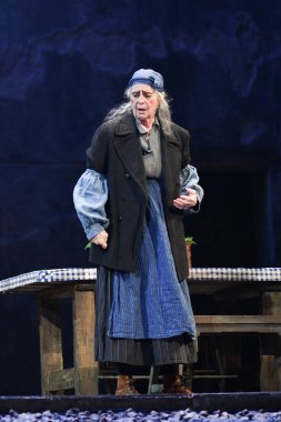 İspanyol şarkıcılar Zarzuela (geleneksel İspanyol operası) La tabernera del Puerto (The Harbour Innkeeper) sırasında 31 Mayıs 2025 tarihinde Madrid, İspanya 'da Zarzuela Tiyatrosu' nda sahne almışlardır.