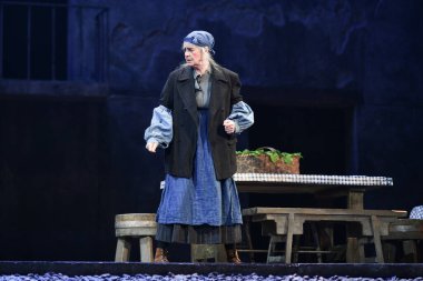 İspanyol şarkıcılar Zarzuela (geleneksel İspanyol operası) La tabernera del Puerto (The Harbour Innkeeper) sırasında 31 Mayıs 2025 tarihinde Madrid, İspanya 'da Zarzuela Tiyatrosu' nda sahne almışlardır.