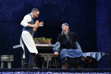 İspanyol şarkıcılar Zarzuela (geleneksel İspanyol operası) La tabernera del Puerto (The Harbour Innkeeper) sırasında 31 Mayıs 2025 tarihinde Madrid, İspanya 'da Zarzuela Tiyatrosu' nda sahne almışlardır.