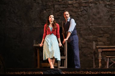 İspanyol şarkıcılar Zarzuela (geleneksel İspanyol operası) La tabernera del Puerto (The Harbour Innkeeper) sırasında 31 Mayıs 2025 tarihinde Madrid, İspanya 'da Zarzuela Tiyatrosu' nda sahne almışlardır.