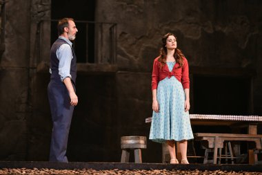 İspanyol şarkıcılar Zarzuela (geleneksel İspanyol operası) La tabernera del Puerto (The Harbour Innkeeper) sırasında 31 Mayıs 2025 tarihinde Madrid, İspanya 'da Zarzuela Tiyatrosu' nda sahne almışlardır.