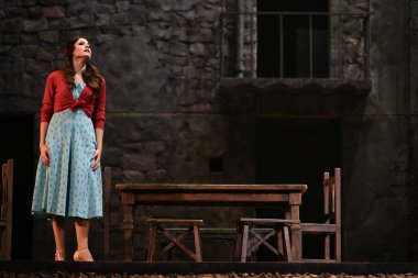 İspanyol şarkıcılar Zarzuela (geleneksel İspanyol operası) La tabernera del Puerto (The Harbour Innkeeper) sırasında 31 Mayıs 2025 tarihinde Madrid, İspanya 'da Zarzuela Tiyatrosu' nda sahne almışlardır.