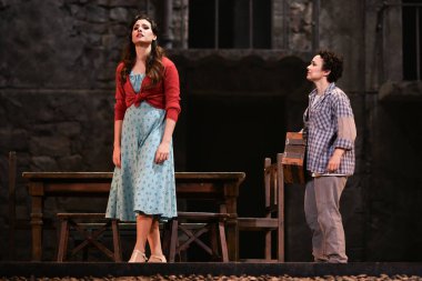 İspanyol şarkıcılar Zarzuela (geleneksel İspanyol operası) La tabernera del Puerto (The Harbour Innkeeper) sırasında 31 Mayıs 2025 tarihinde Madrid, İspanya 'da Zarzuela Tiyatrosu' nda sahne almışlardır.