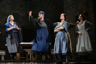 İspanyol şarkıcılar Zarzuela (geleneksel İspanyol operası) La tabernera del Puerto (The Harbour Innkeeper) sırasında 31 Mayıs 2025 tarihinde Madrid, İspanya 'da Zarzuela Tiyatrosu' nda sahne almışlardır.