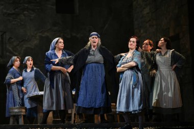 İspanyol şarkıcılar Zarzuela (geleneksel İspanyol operası) La tabernera del Puerto (The Harbour Innkeeper) sırasında 31 Mayıs 2025 tarihinde Madrid, İspanya 'da Zarzuela Tiyatrosu' nda sahne almışlardır.