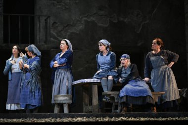 İspanyol şarkıcılar Zarzuela (geleneksel İspanyol operası) La tabernera del Puerto (The Harbour Innkeeper) sırasında 31 Mayıs 2025 tarihinde Madrid, İspanya 'da Zarzuela Tiyatrosu' nda sahne almışlardır.