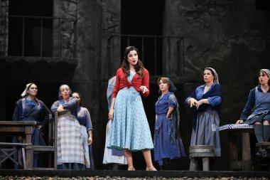 İspanyol şarkıcılar Zarzuela (geleneksel İspanyol operası) La tabernera del Puerto (The Harbour Innkeeper) sırasında 31 Mayıs 2025 tarihinde Madrid, İspanya 'da Zarzuela Tiyatrosu' nda sahne almışlardır.