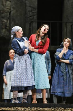 İspanyol şarkıcılar Zarzuela (geleneksel İspanyol operası) La tabernera del Puerto (The Harbour Innkeeper) sırasında 31 Mayıs 2025 tarihinde Madrid, İspanya 'da Zarzuela Tiyatrosu' nda sahne almışlardır.