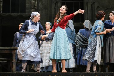 İspanyol şarkıcılar Zarzuela (geleneksel İspanyol operası) La tabernera del Puerto (The Harbour Innkeeper) sırasında 31 Mayıs 2025 tarihinde Madrid, İspanya 'da Zarzuela Tiyatrosu' nda sahne almışlardır.