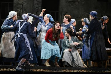 İspanyol şarkıcılar Zarzuela (geleneksel İspanyol operası) La tabernera del Puerto (The Harbour Innkeeper) sırasında 31 Mayıs 2025 tarihinde Madrid, İspanya 'da Zarzuela Tiyatrosu' nda sahne almışlardır.