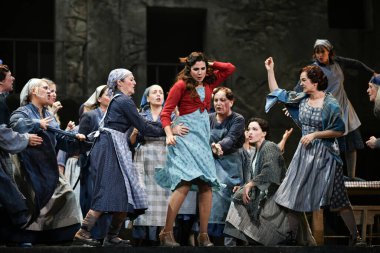 İspanyol şarkıcılar Zarzuela (geleneksel İspanyol operası) La tabernera del Puerto (The Harbour Innkeeper) sırasında 31 Mayıs 2025 tarihinde Madrid, İspanya 'da Zarzuela Tiyatrosu' nda sahne almışlardır.