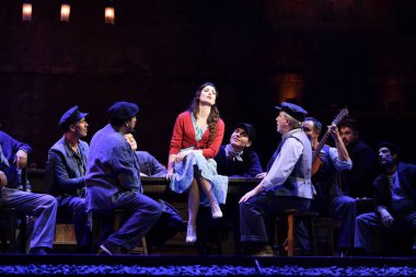 İspanyol şarkıcılar Zarzuela (geleneksel İspanyol operası) La tabernera del Puerto (The Harbour Innkeeper) sırasında 31 Mayıs 2025 tarihinde Madrid, İspanya 'da Zarzuela Tiyatrosu' nda sahne almışlardır.