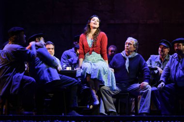 İspanyol şarkıcılar Zarzuela (geleneksel İspanyol operası) La tabernera del Puerto (The Harbour Innkeeper) sırasında 31 Mayıs 2025 tarihinde Madrid, İspanya 'da Zarzuela Tiyatrosu' nda sahne almışlardır.